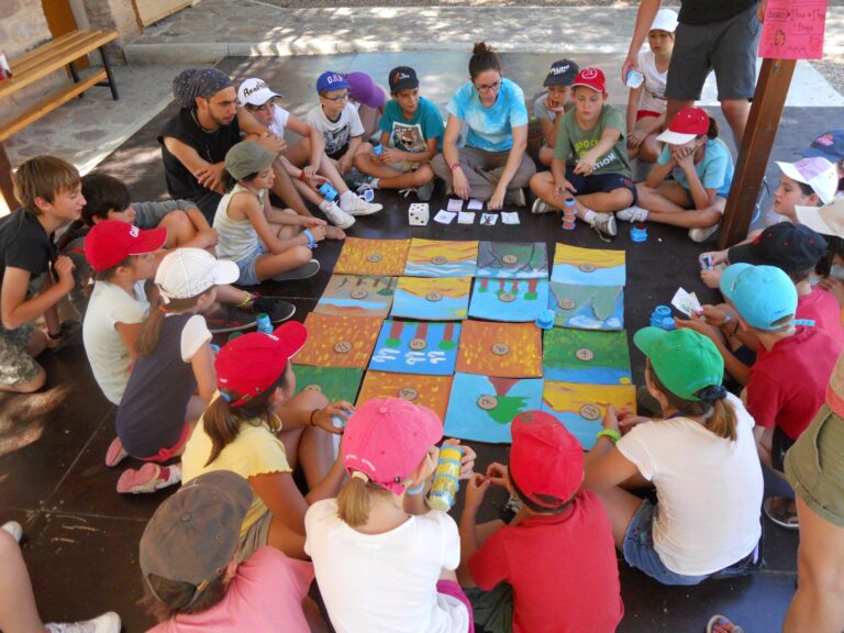 Niños y niñas sentados en círculo haciendo una actividad