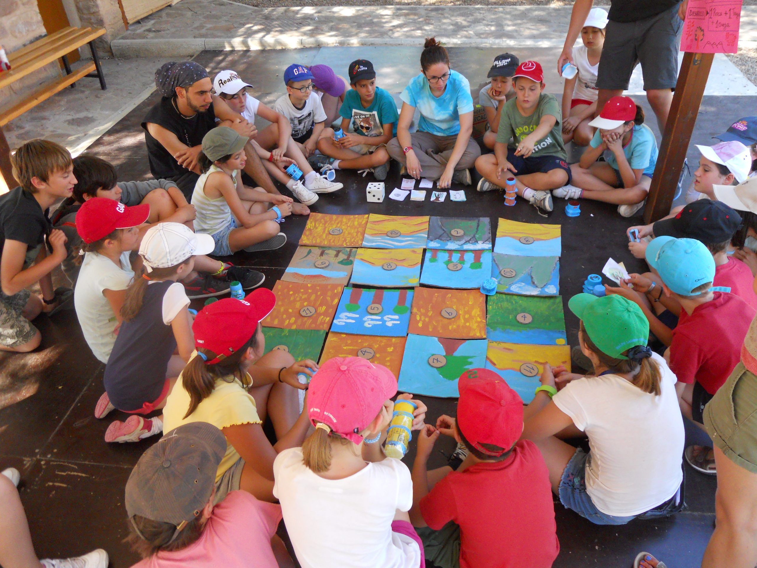 Niños y niñas sentados en círculo haciendo una actividad